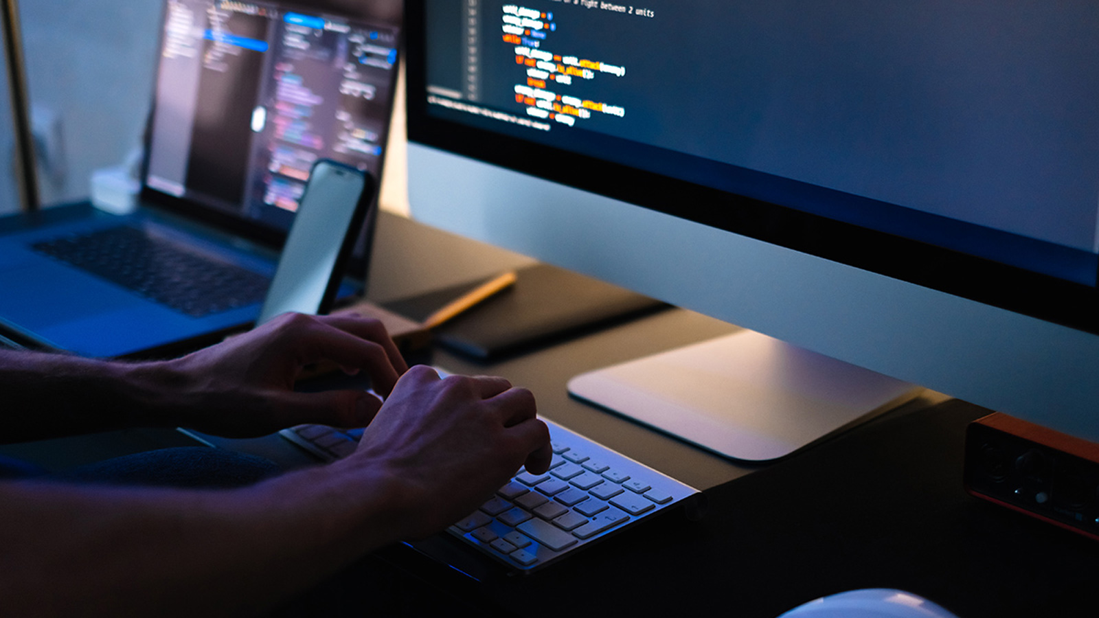 Grafika pętli for i while iterujących po liście liczb z animowanymi strzałkami