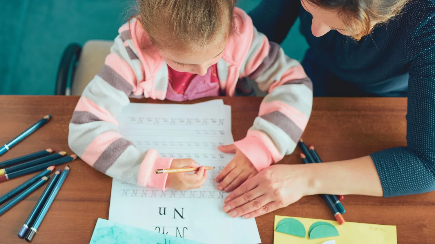 Terapia dysleksji metodami wielozmysłowymi Dziecko na zajęciach logopedycznych układające kolorowe litery w słowa