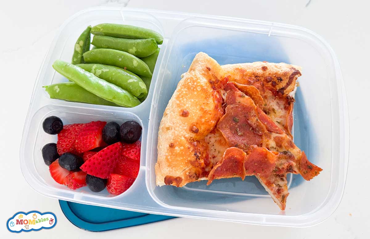 Mieszanka orzechów włoskich migdałów i suszonych rodzynek w małym woreczku