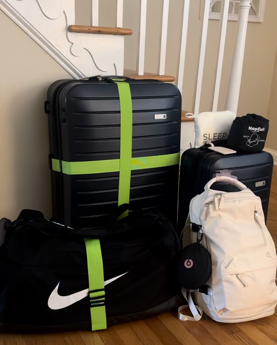 Student rozwiązuje test językowy TOEFL na komputerze w sali egzaminacyjnej