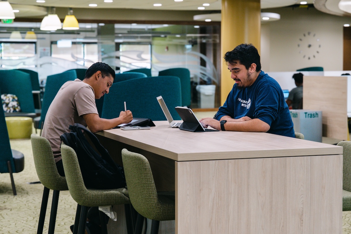 Grupa uczniów gra w piłkę nożną na boisku szkolnym z radością na twarzach