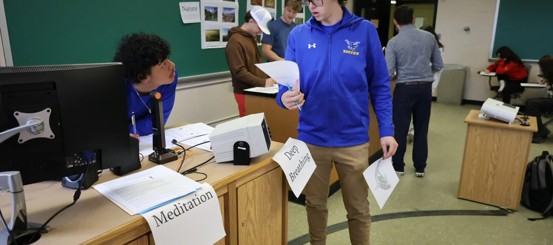 Uczeń z plecakiem spaceruje po zielonym parku z uśmiechem na relaksującej twarzy