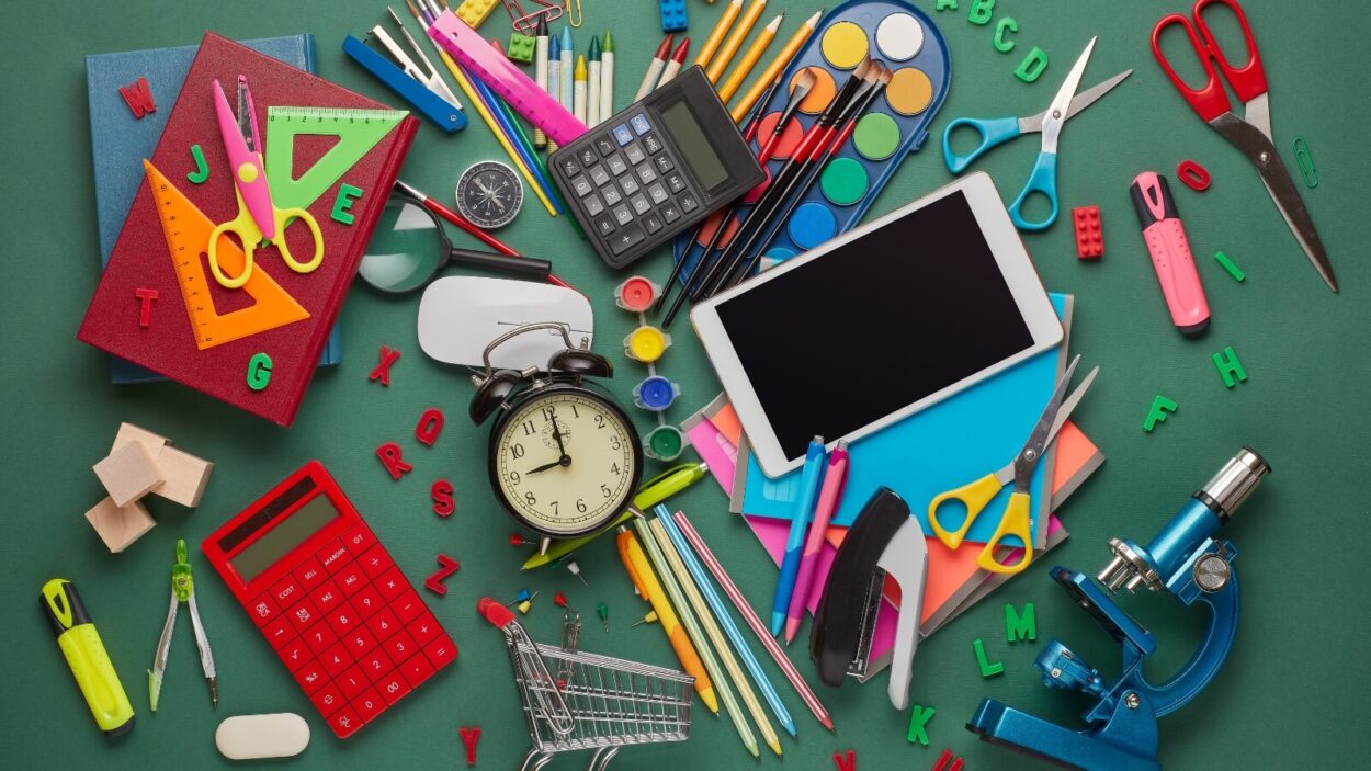 Zeszyty i bloki na nowy rok szkolny Stos zeszytów w kratkę linię i blok rysunkowy z okładkami ułożony równo