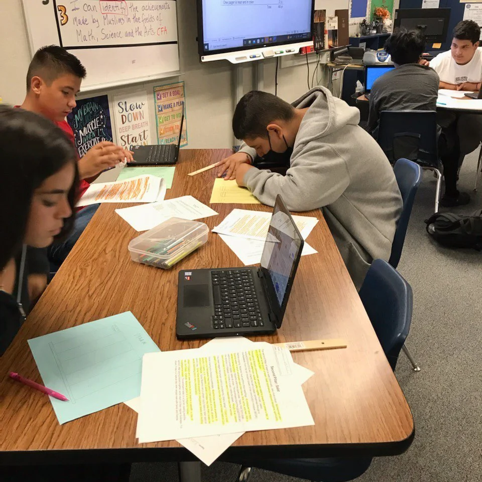 Nastolatek śpi spokojnie w łóżku z książkami na szafce obok poduszki